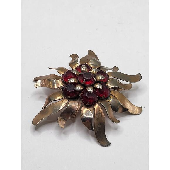 Vintage 1940s ruby glass floral brooch gold tone layered retro flower pin - Picture 2 of 7